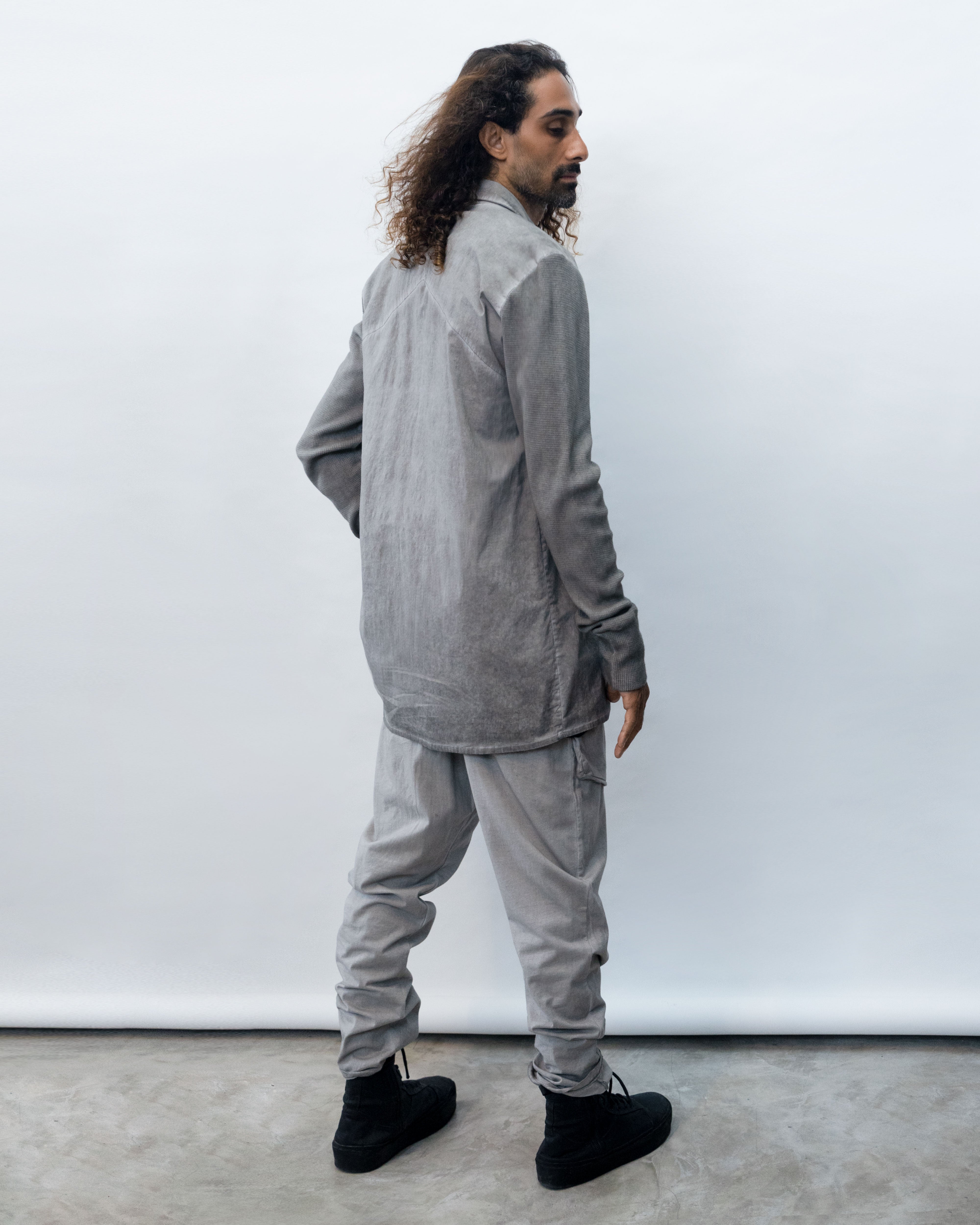 Shirt with front pockets in grey