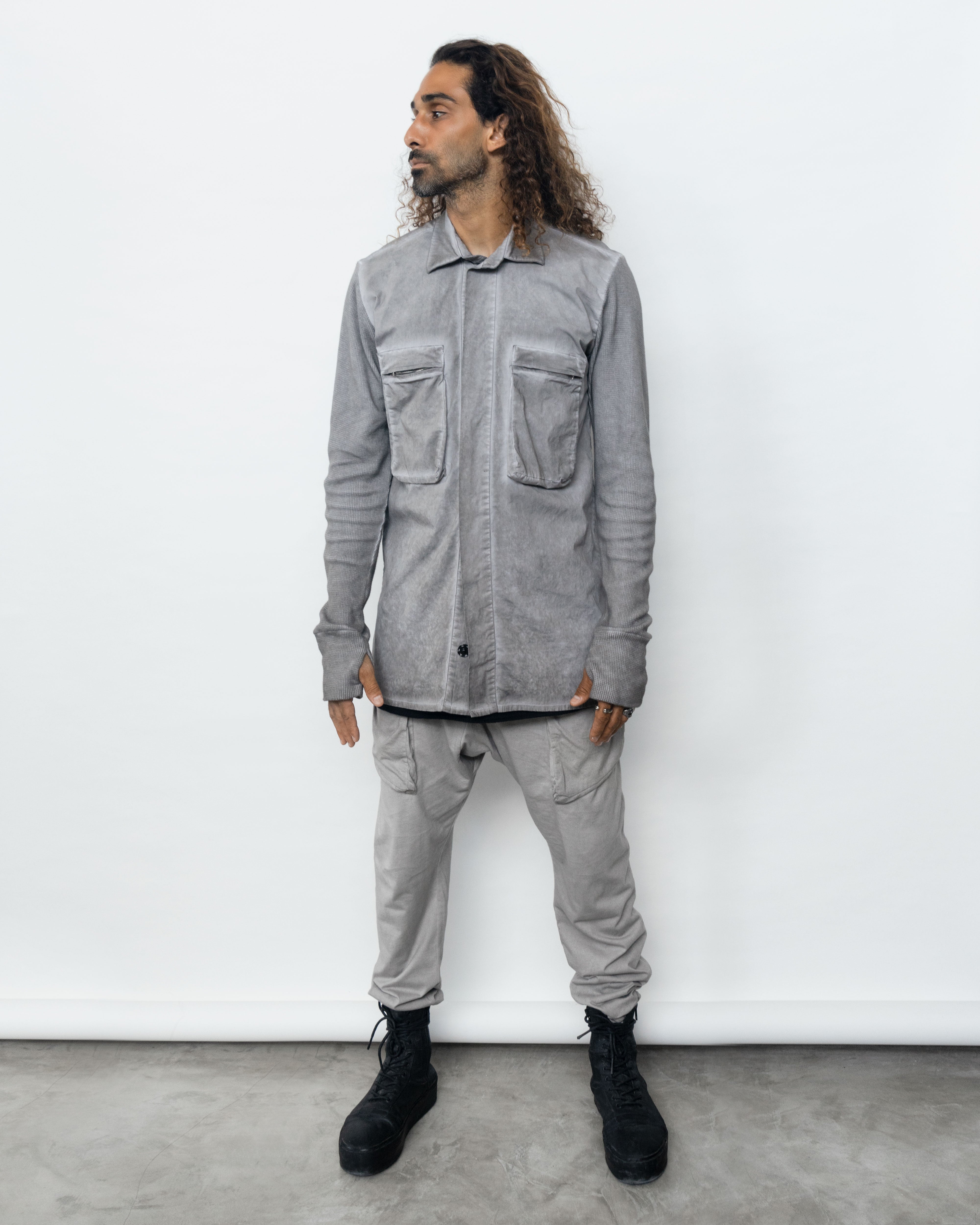Shirt with front pockets in grey