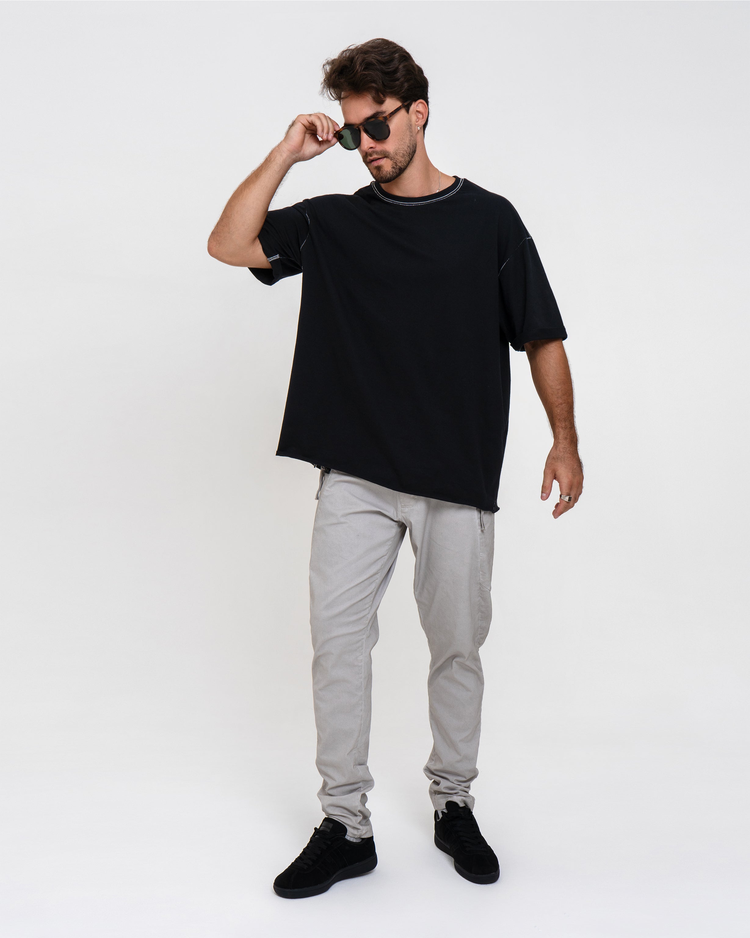Oversize T-shirt white stitches in black