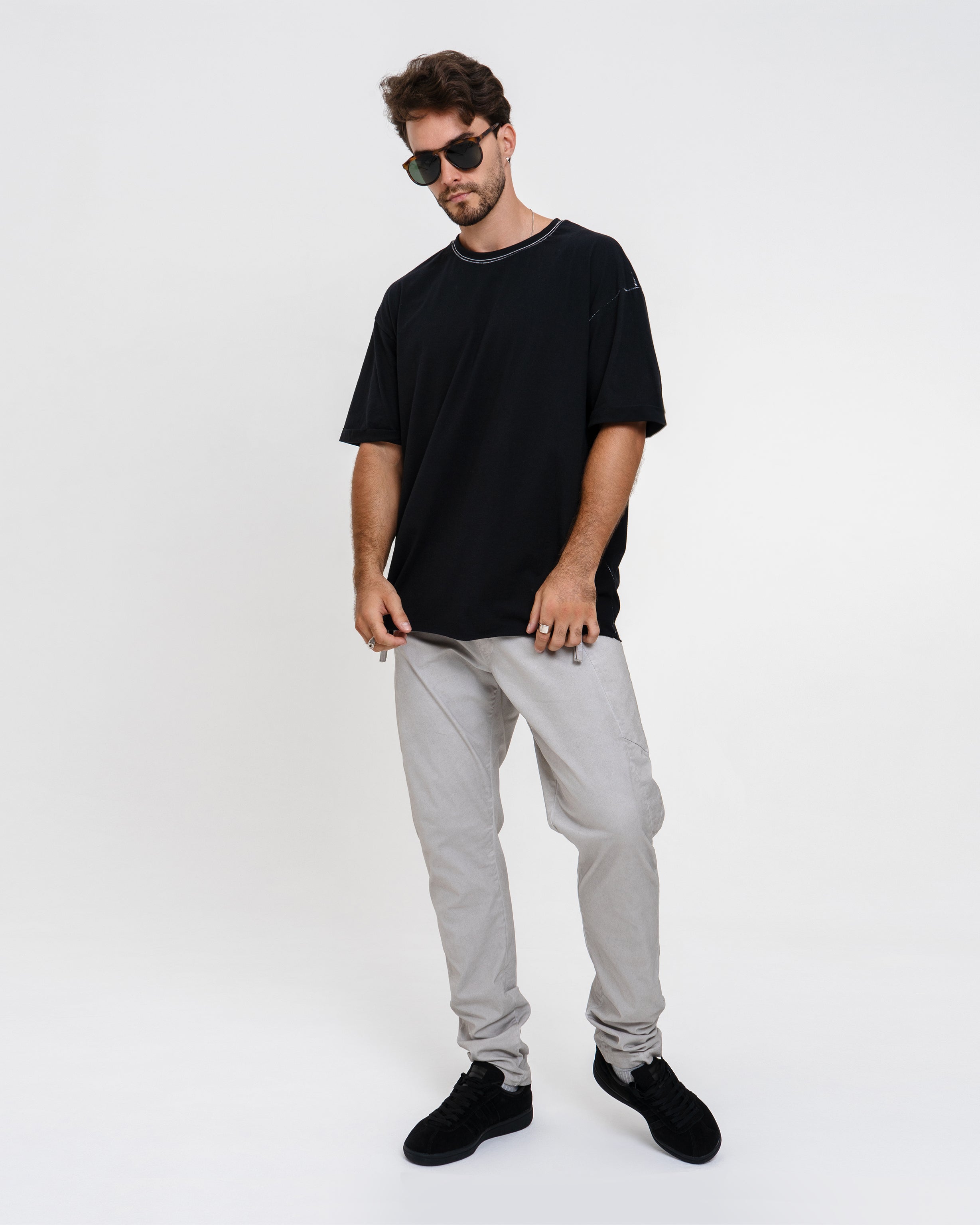 Oversize T-shirt white stitches in black