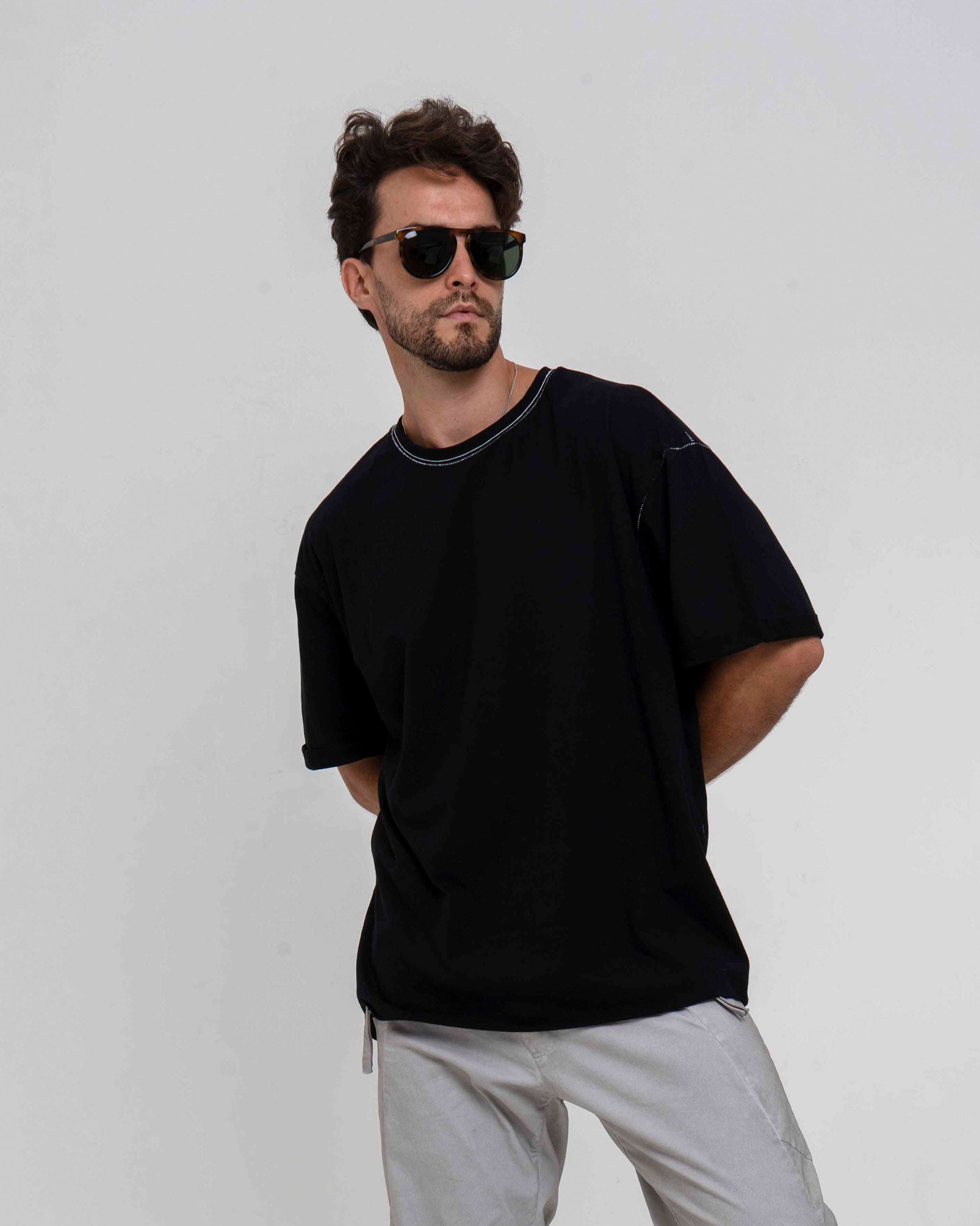 Oversize T-shirt white stitches in black