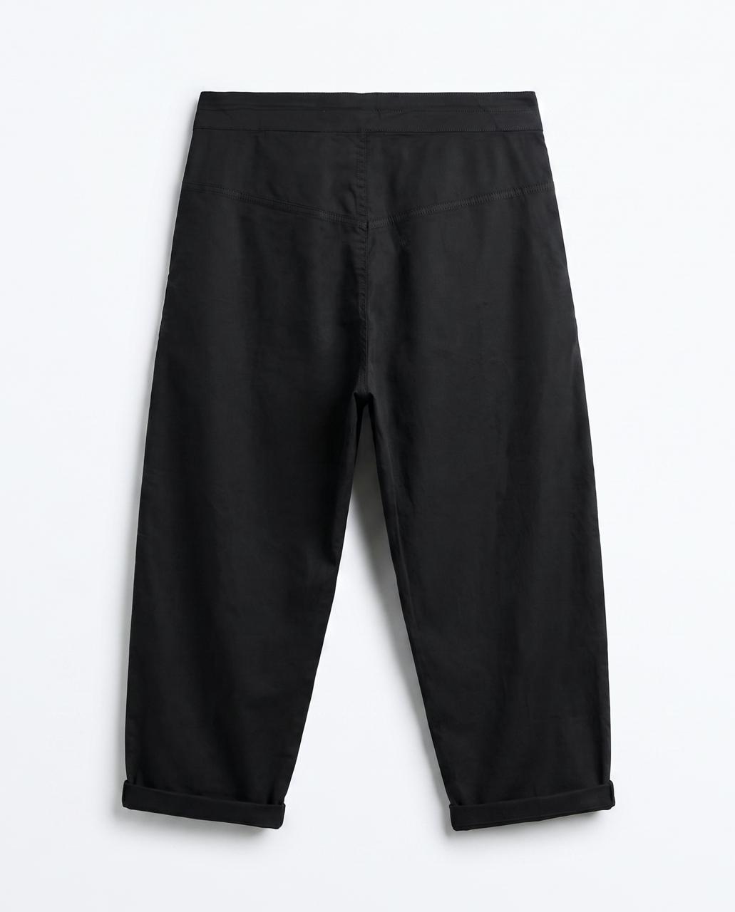 Zipper Pocket Ankle Pants in black